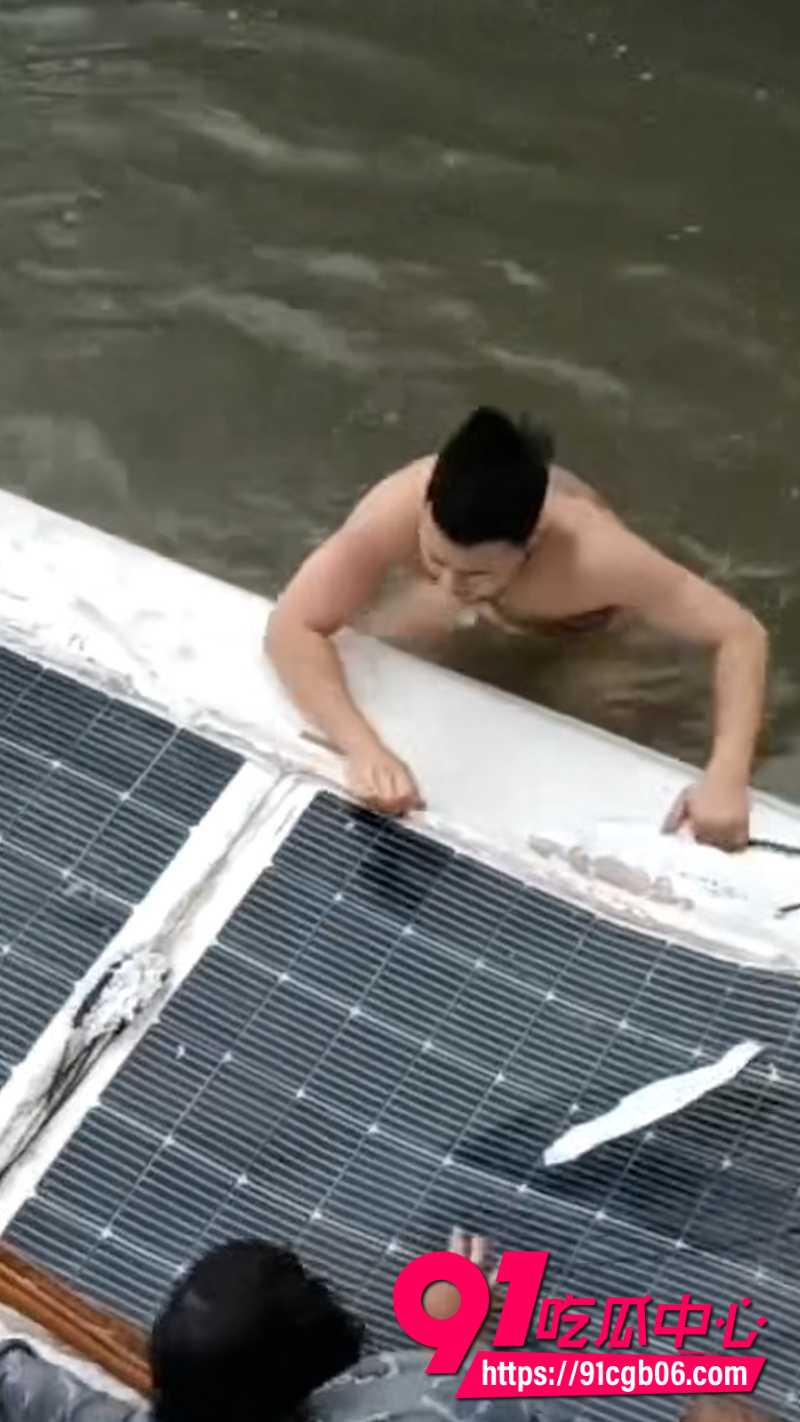 江苏扬州房车撞断桥栏杆冲入小河4 江苏扬州房车撞断桥栏杆冲入小河4