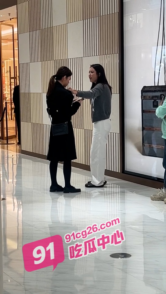 合肥银泰城LV柜姐 给男客户发透明照叫爸爸 原配商场捉奸视频曝光