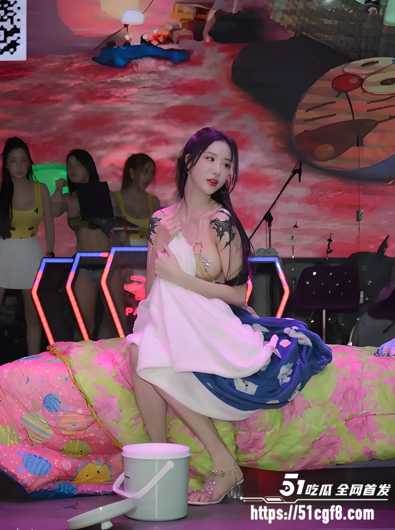 。那张精致的脸此刻完全沉浸在口交的快感里， 1