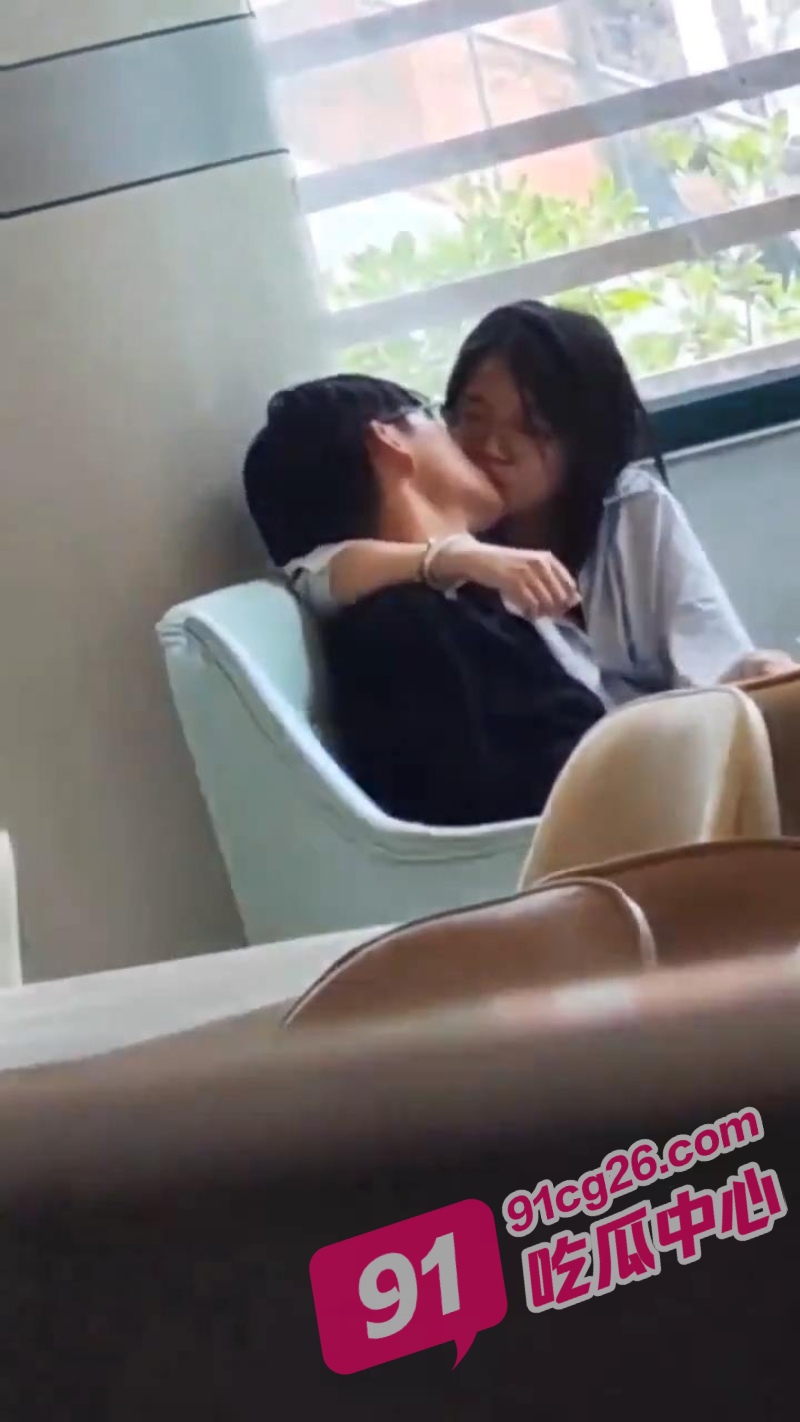 天津河西区咖啡馆学生情侣 咖啡馆内激情打飞机 妹子的表情为什么这么享受？