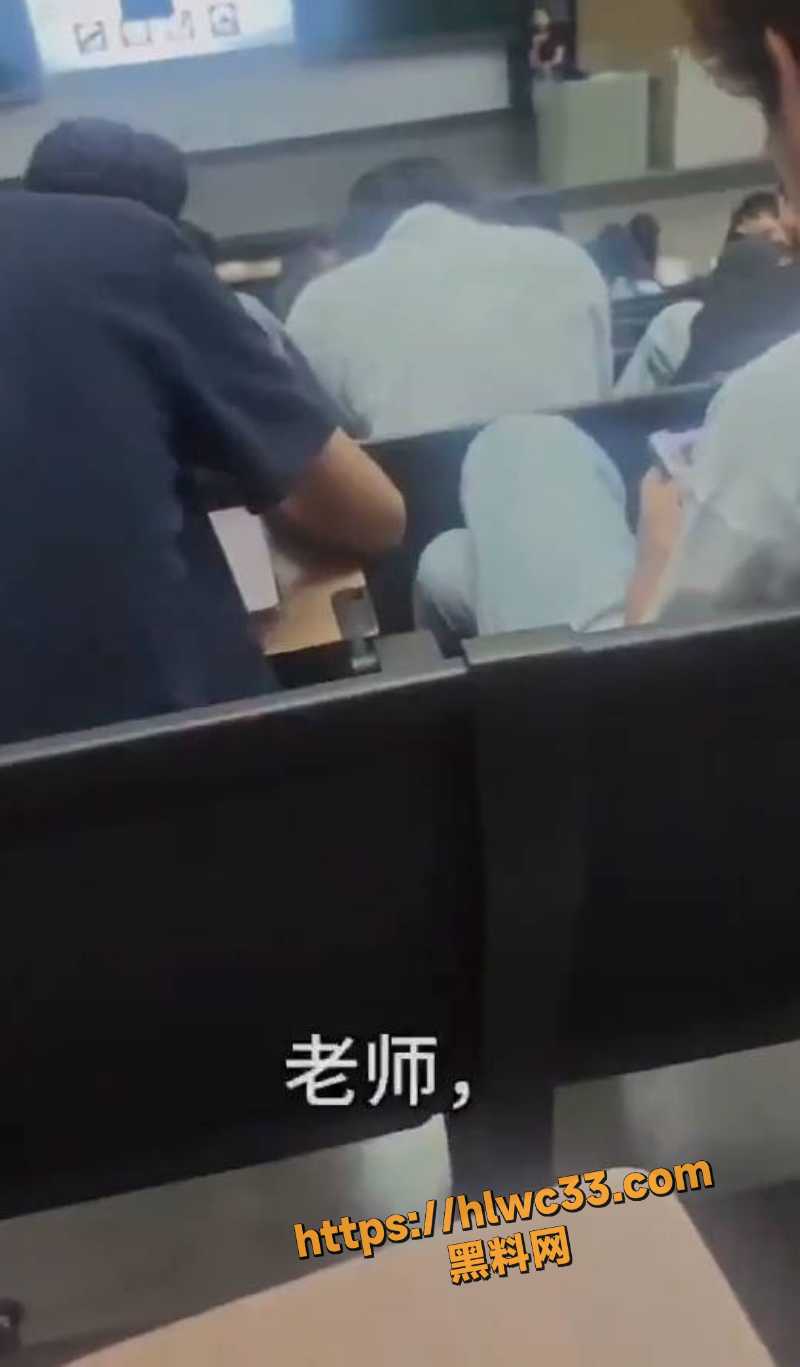 云南民族大学学生 许鑫 课堂大喊我是中华民国 被老师当场轰出 堪称现实版嘉豪现身