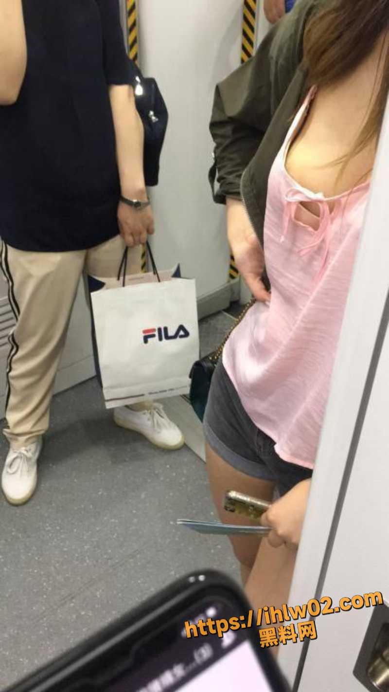 狼友在地铁站偷拍一忧郁清纯的小姐姐 这胸真的好汹涌 奶头都快漏出来了
