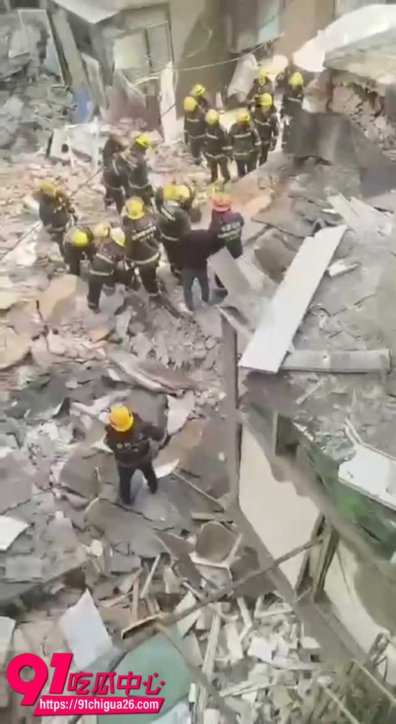 济南天桥黄师傅小酒馆坍塌 街沿街餐馆爆炸疑云 平房被夷为平地 两人受伤