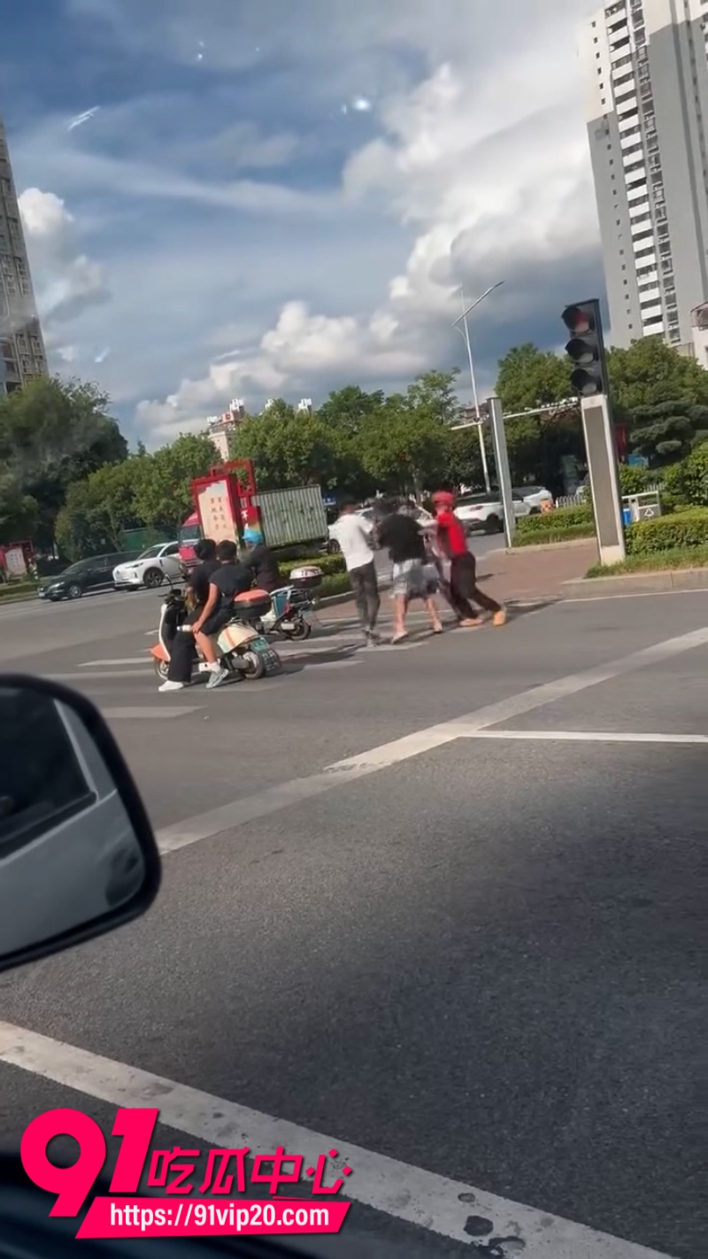 精神小伙等红绿灯大战外卖小哥2 精神小伙等红绿灯大战外卖小哥2
