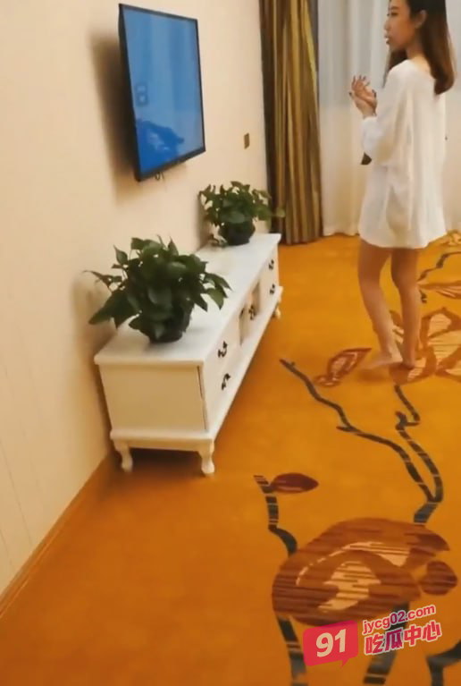 寂寞少妇瘙痒难耐 哄骗维修人员修电视勾引大哥～ 配图