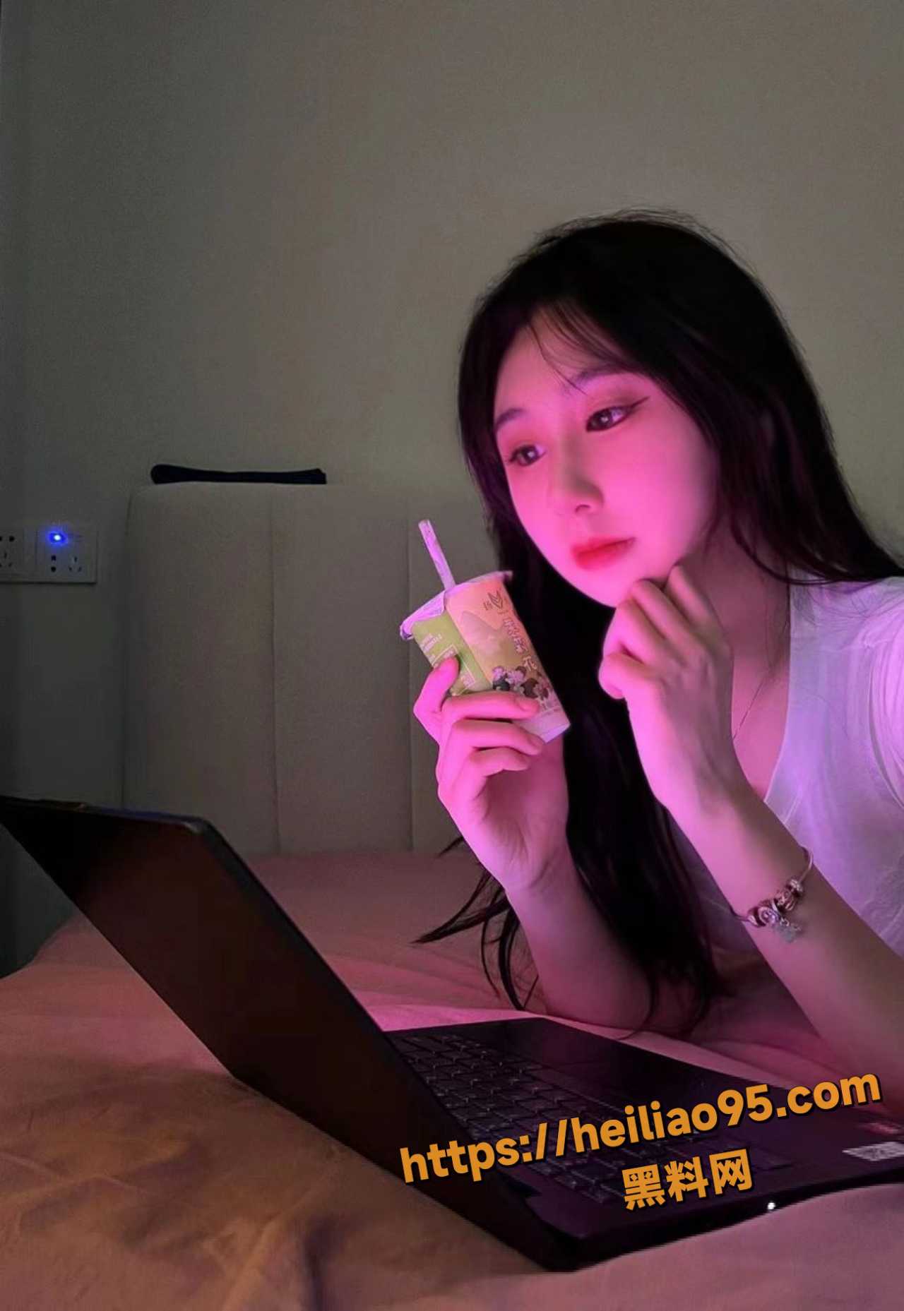 幼儿园老师的双洞 直到她再次怀孕 我们才暂停了彼此的性生活 配图