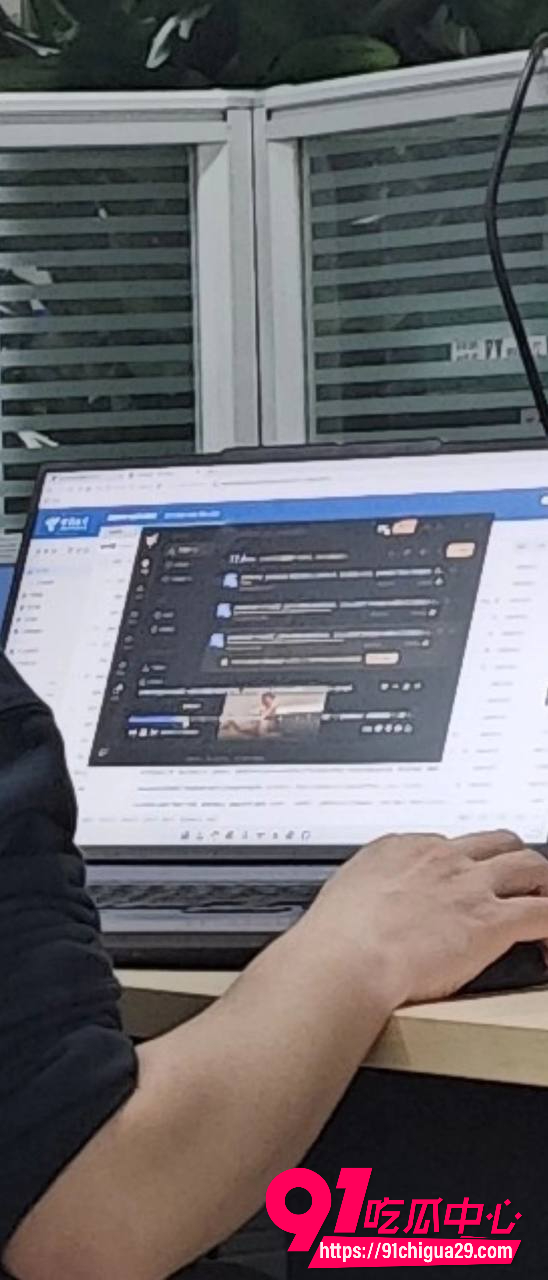 上班摸鱼看片打飞机 眼镜仔大清早工位直接撸管 办公室偷情实拍太刺激