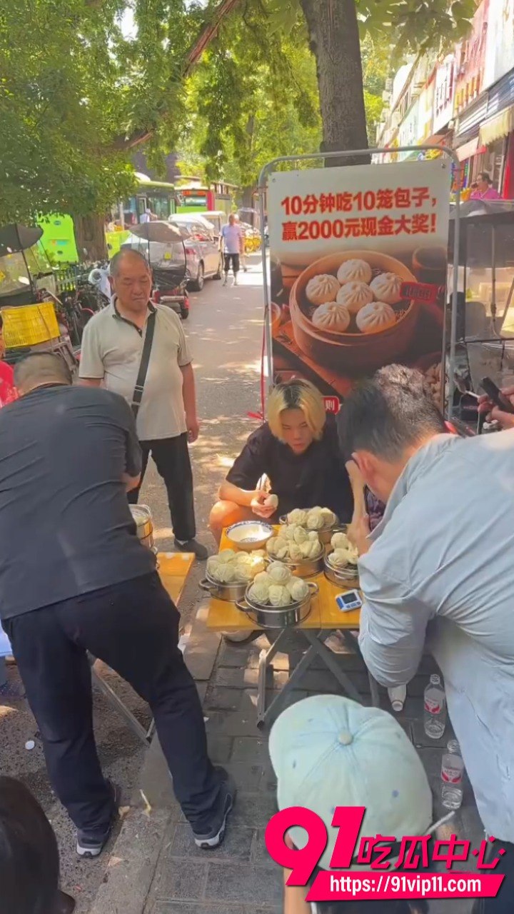 小哥街头挑战10分钟吃10笼大包子2 5