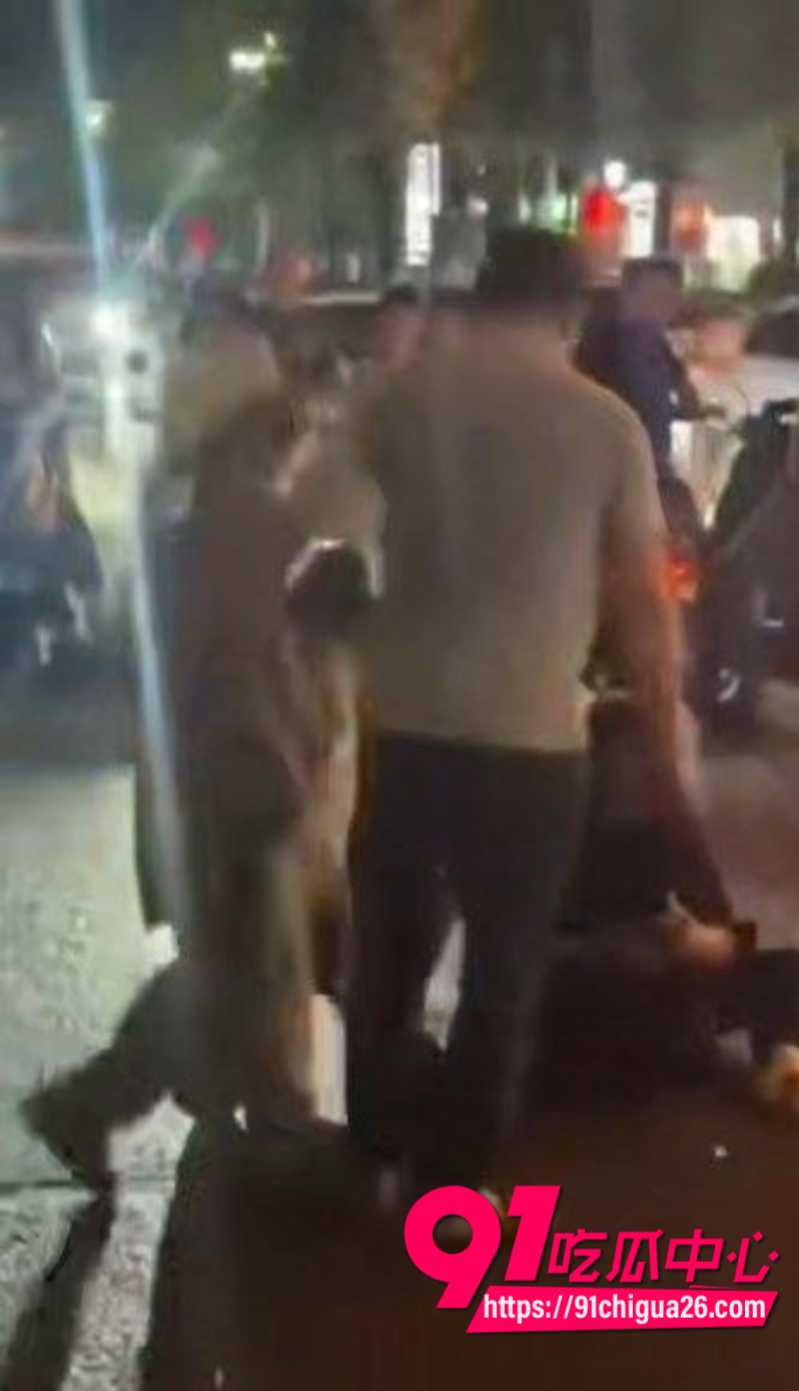 漳州漳浦龙湖大道女子捉奸 老公带小三开车被抓 当街拽头发扇耳光狂殴小三 痛打现场围观