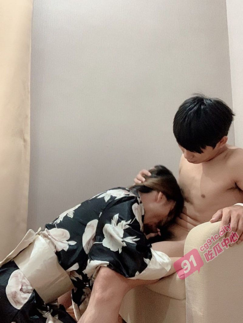 宝 你吃鸡的样子好美～带着大一学妹旅游 晚上在酒店调教妹妹爆操小穴！