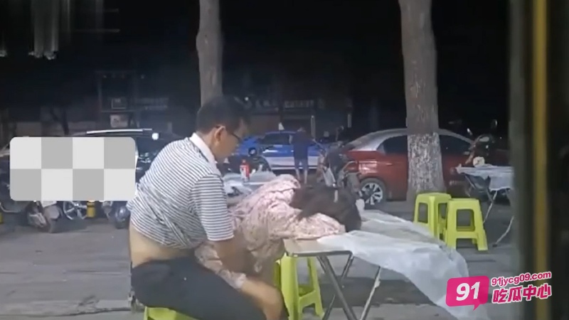湖北街头大爷和眼镜男 路边大排档捡尸醉酒女 咸猪手摸逼揉胸现场视频流出 配图4