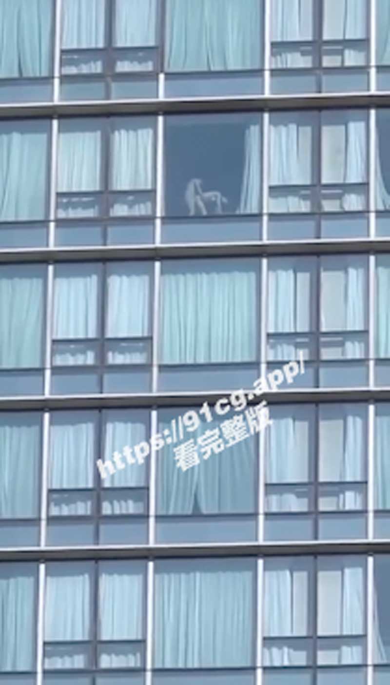 免费好戏!高楼男女落地窗边忘我贴合刺激精彩全街众人围观