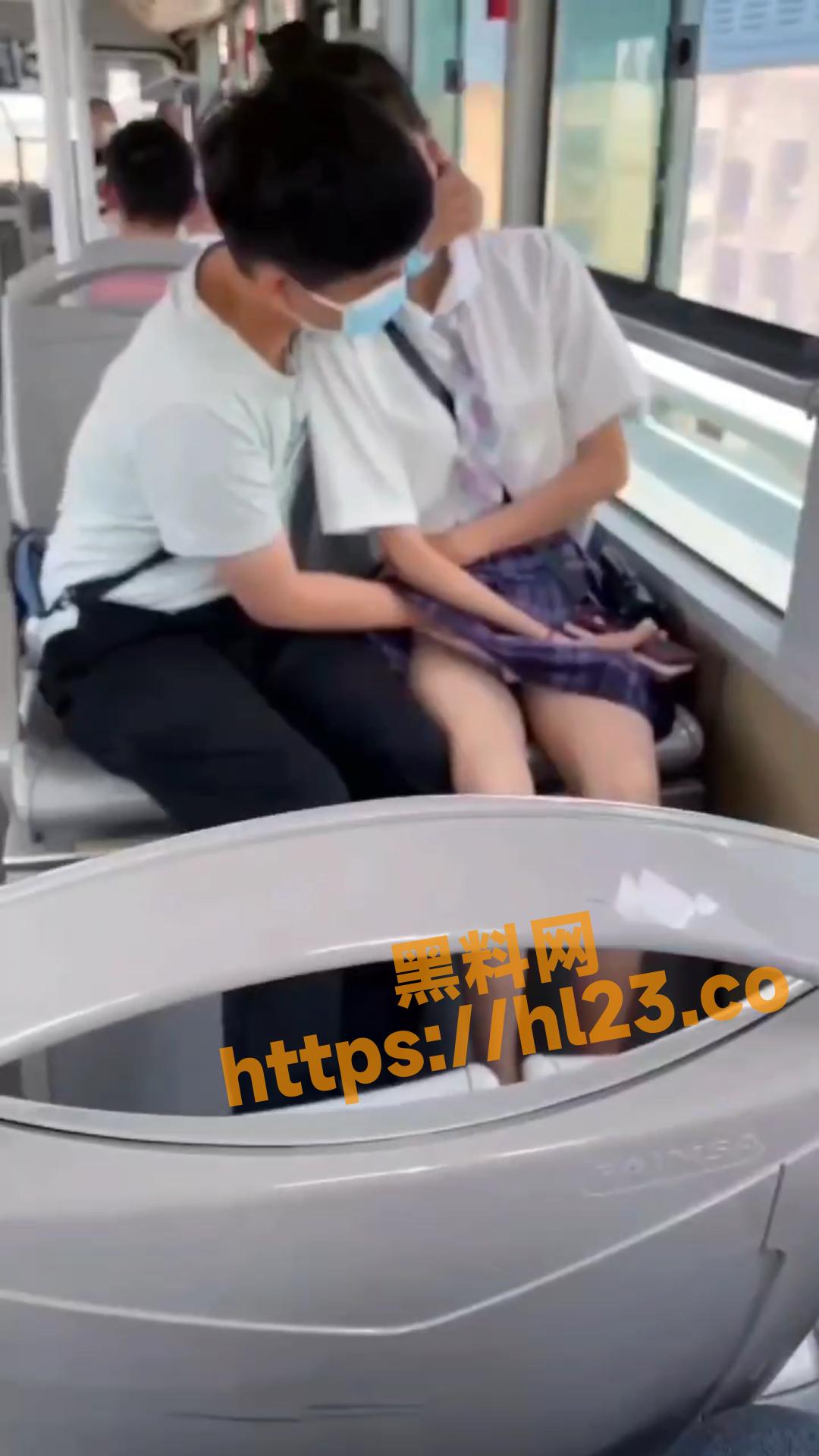 小年轻们真牛逼,00后学生妹子公交车上直接上演被抠逼