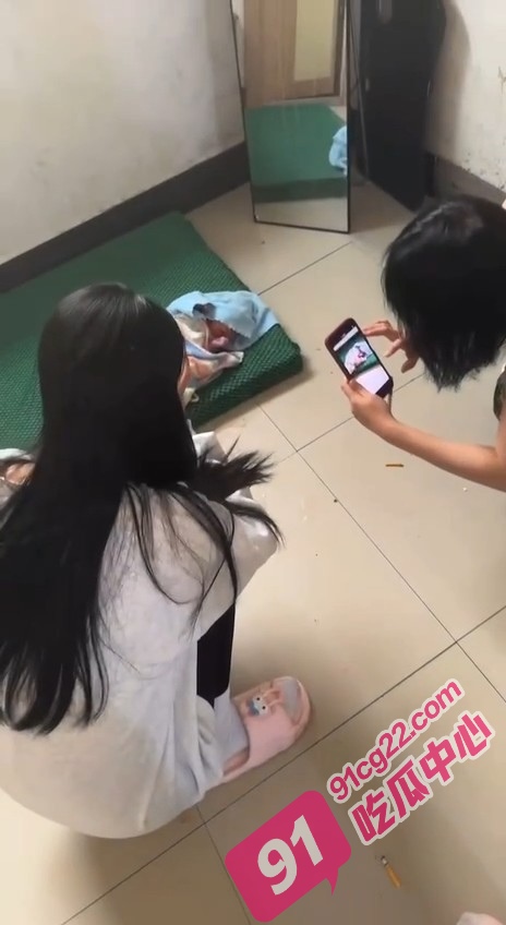 齐齐哈尔师范学校 李双双 年少无知意外怀孕 厕所产子 后被宿管阿姨抱走 配图