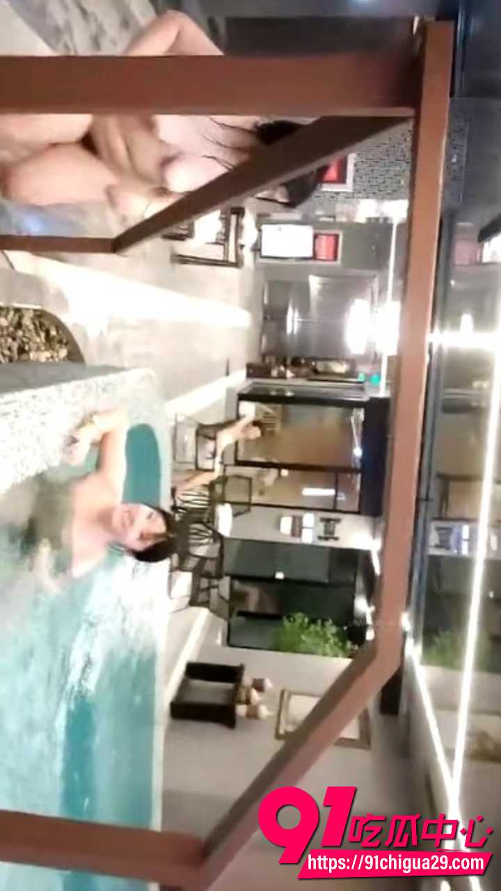 会所偷拍雪白少妇温泉池边全裸嬉水9