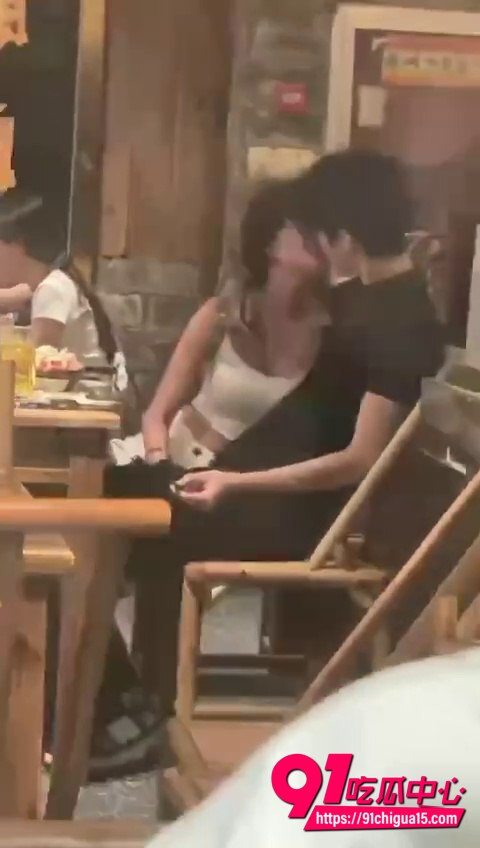 眼镜妹餐厅摸男生鸡巴视频1