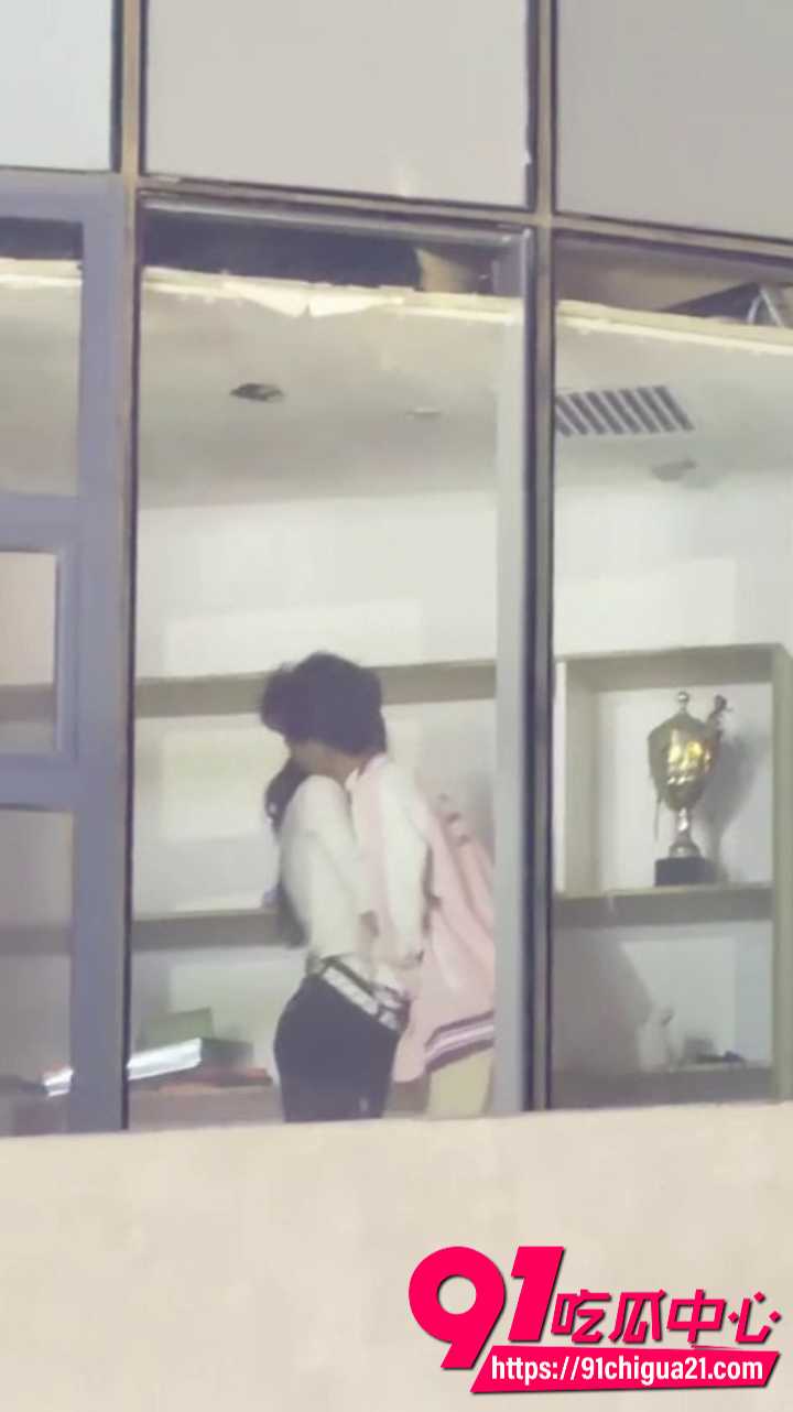 商场里高颜值小情侣忘情缠绵8