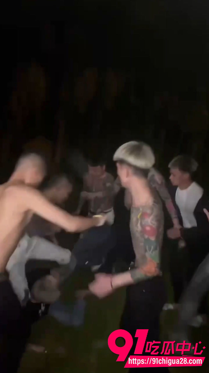 纹身精神小伙深夜草地被多人围殴2