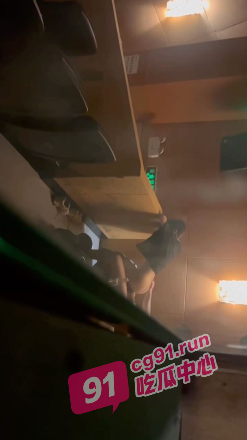 情侣电影院里啪啪被偷拍 这小腰翘臀 怪不得忍不住干起来