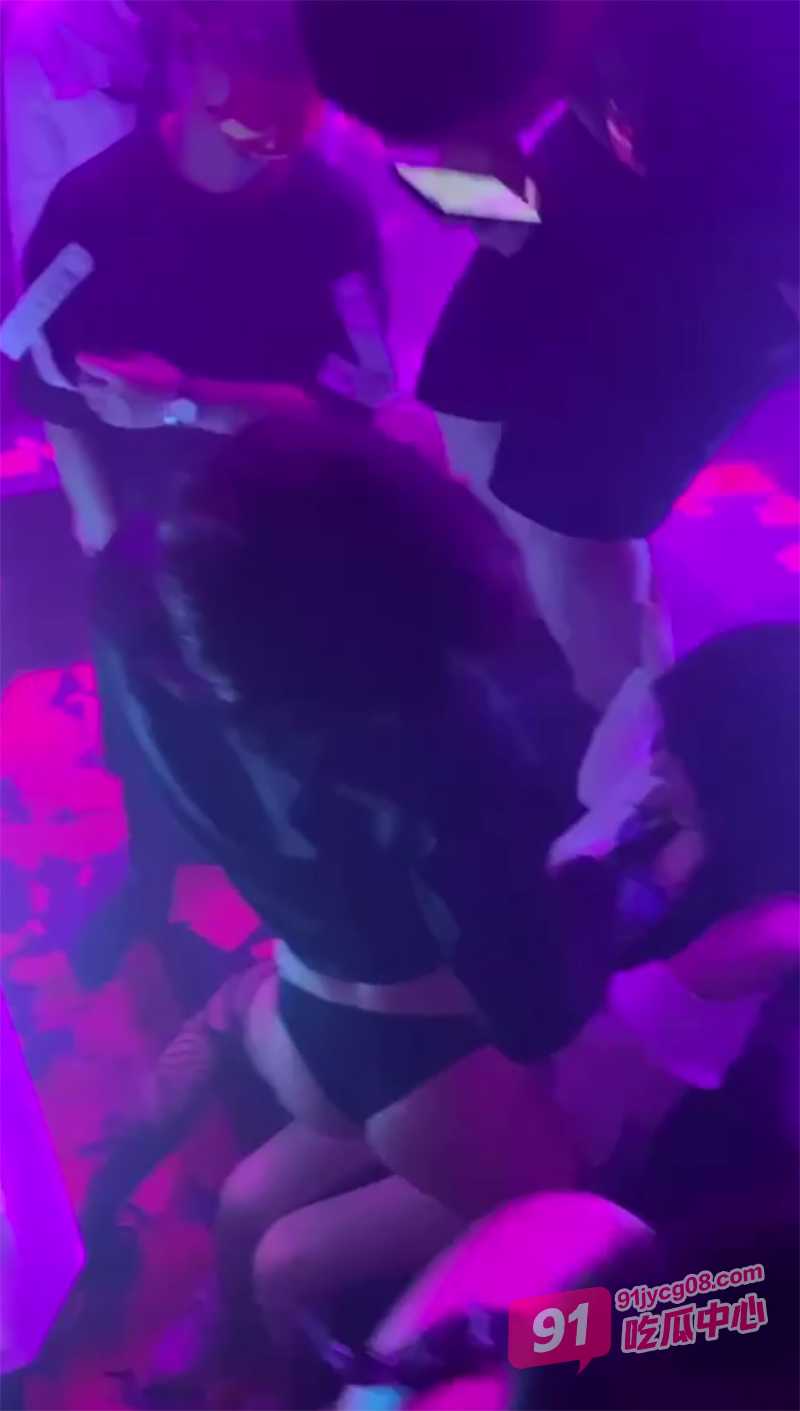 抖音300万粉丝天降之雯 酒吧与男模激情热舞 线下给金主爸爸发擦边福利 配图4