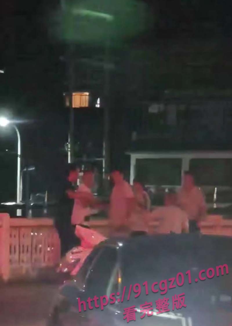 云南大理街头修罗场！丈夫当街发飙暴揍情夫看呆路人