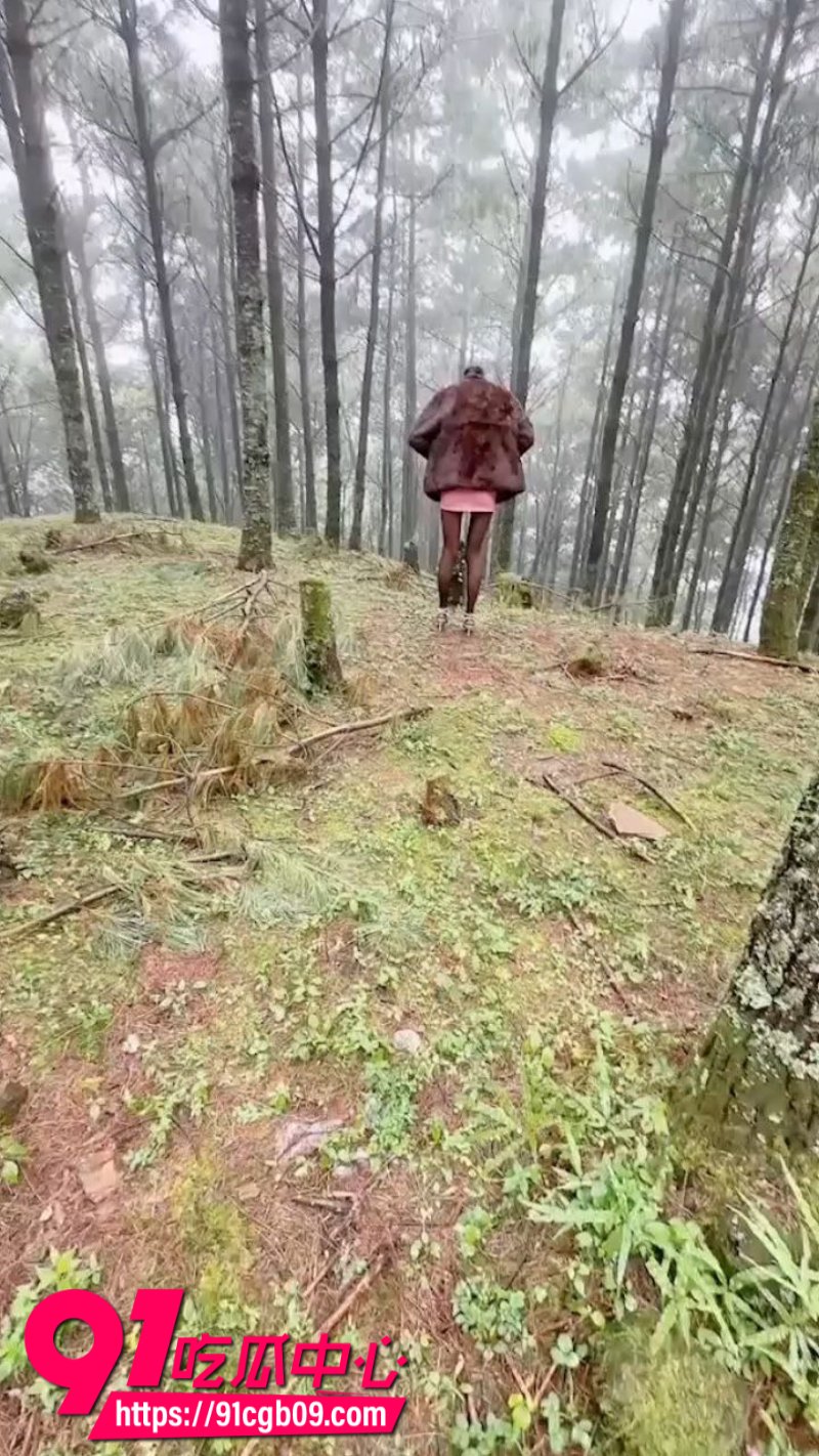海角大神最爱骚嫂子勾引小姨子小树林打野5