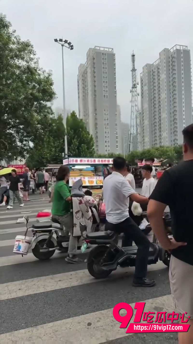 迎泰新城夜市炸串摊老板夫妇吵架 7