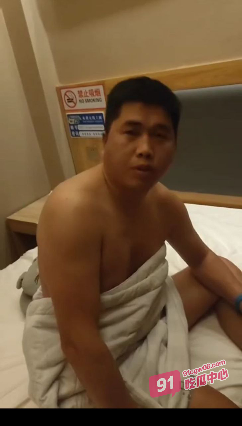 山东男子背着老婆偷偷做足疗 当场被抓现场视频 怒斥家里没钱还出来浪