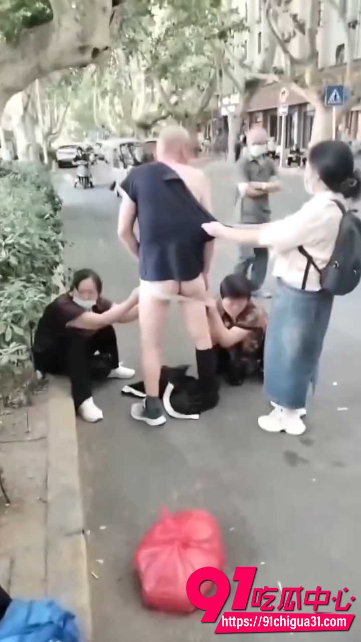 三个女干部街头围住上访老头3