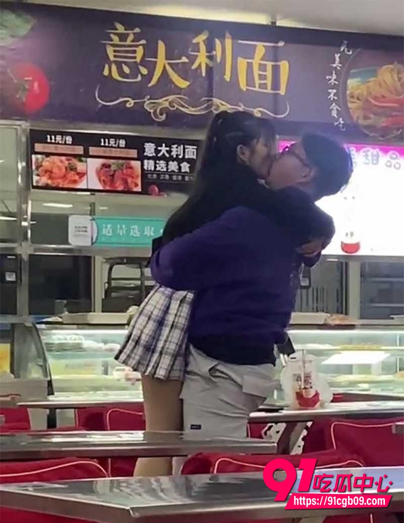 哈理工荣成学院食堂 情侣上演惊天淫戏 2 哈理工荣成学院食堂 情侣上演惊天淫戏 2