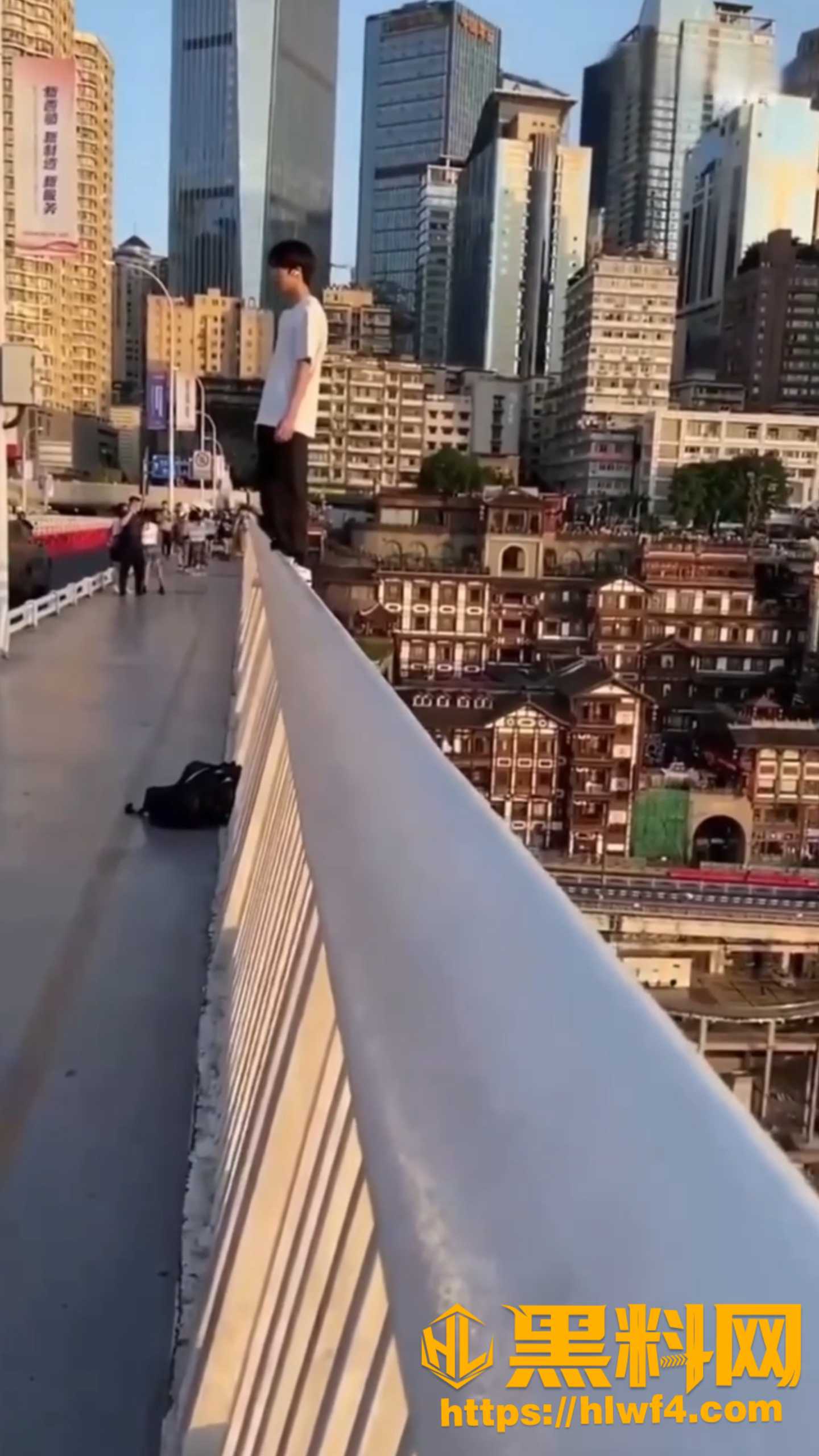 重庆千厮门嘉陵江大桥 小伙跳河身亡 风华正茂的年纪选择自杀 背后真相引发全网热议