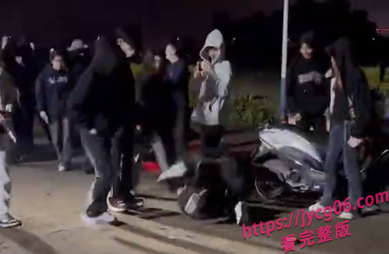 潮汕两女当街相互撕扯！缺德路人不劝架一旁疯狂吃瓜！