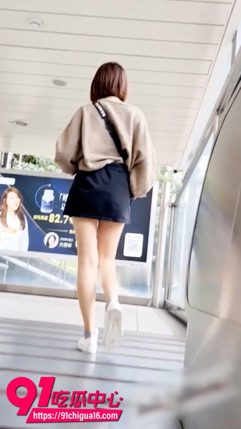 抄底大神地铁站极限偷拍短裙少女 妹子里面竟然穿的情趣内裤