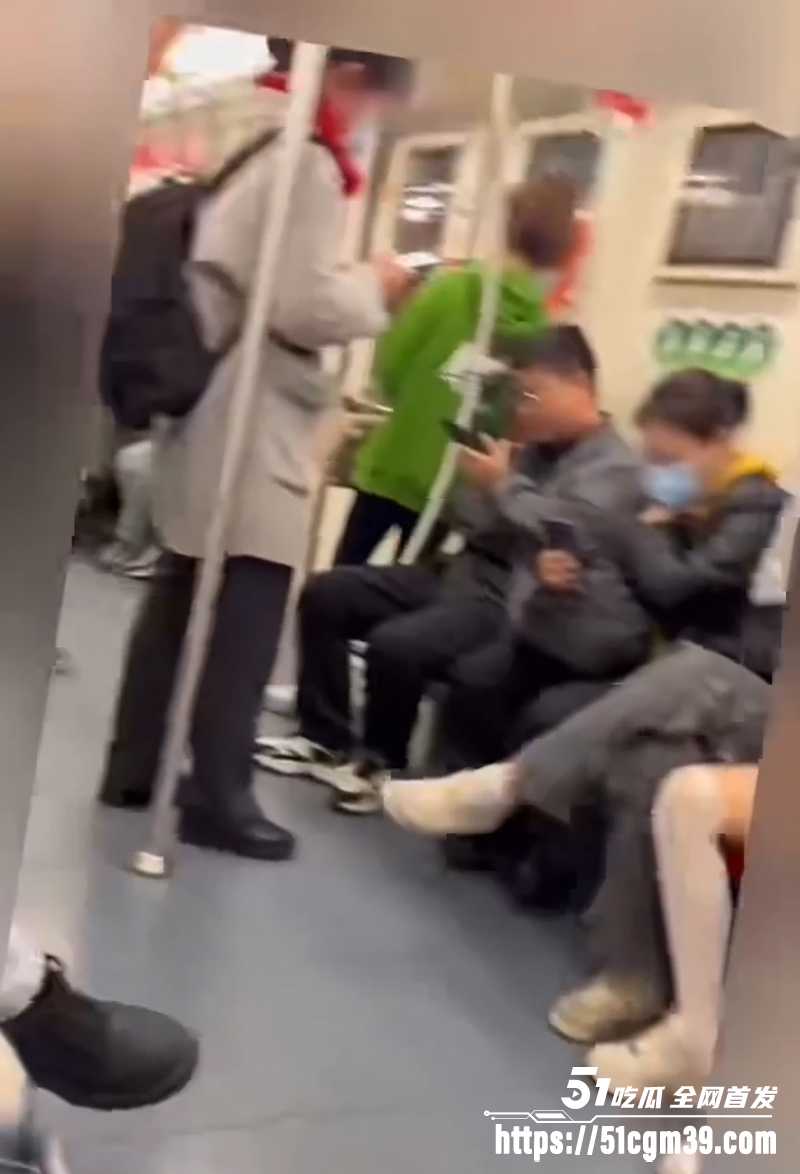 地铁精神小伙偷摸女孩下体被拍 3 拷贝