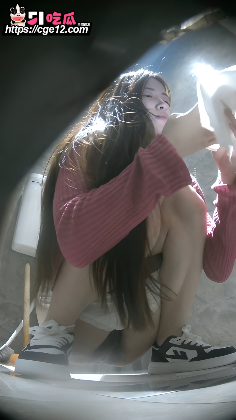 酒吧女厕偷拍 4 酒吧女厕偷拍 4
