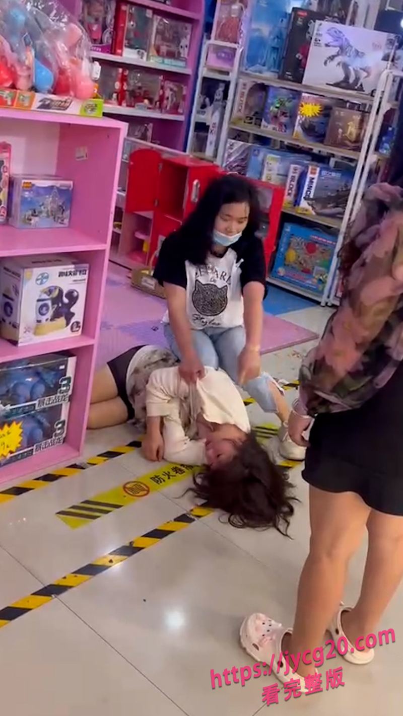 美甲店突发修罗场！原配现场怒撕情敌画面曝光 配图4