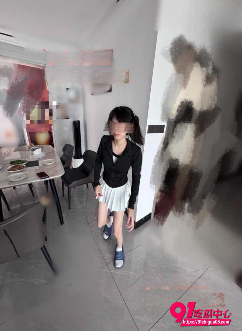 海角社区意淫自己妹妹原创视频 白天没有机会 只能等妈妈睡着了夜晚下手