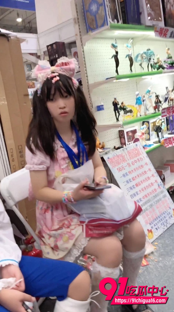 萝莉没穿内裤被大神偷拍2 萝莉没穿内裤被大神偷拍2