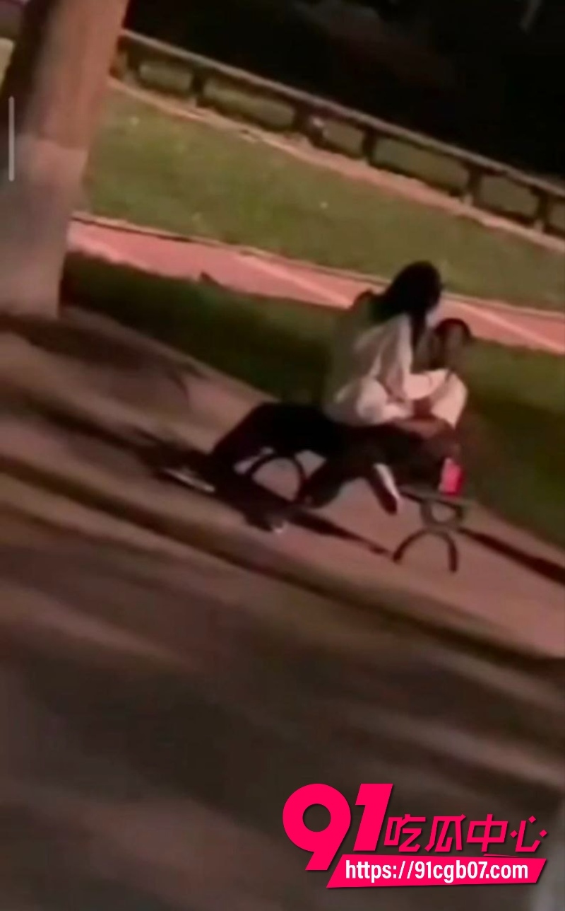 华北电力大学女学生和黑哥长椅激情被拍7