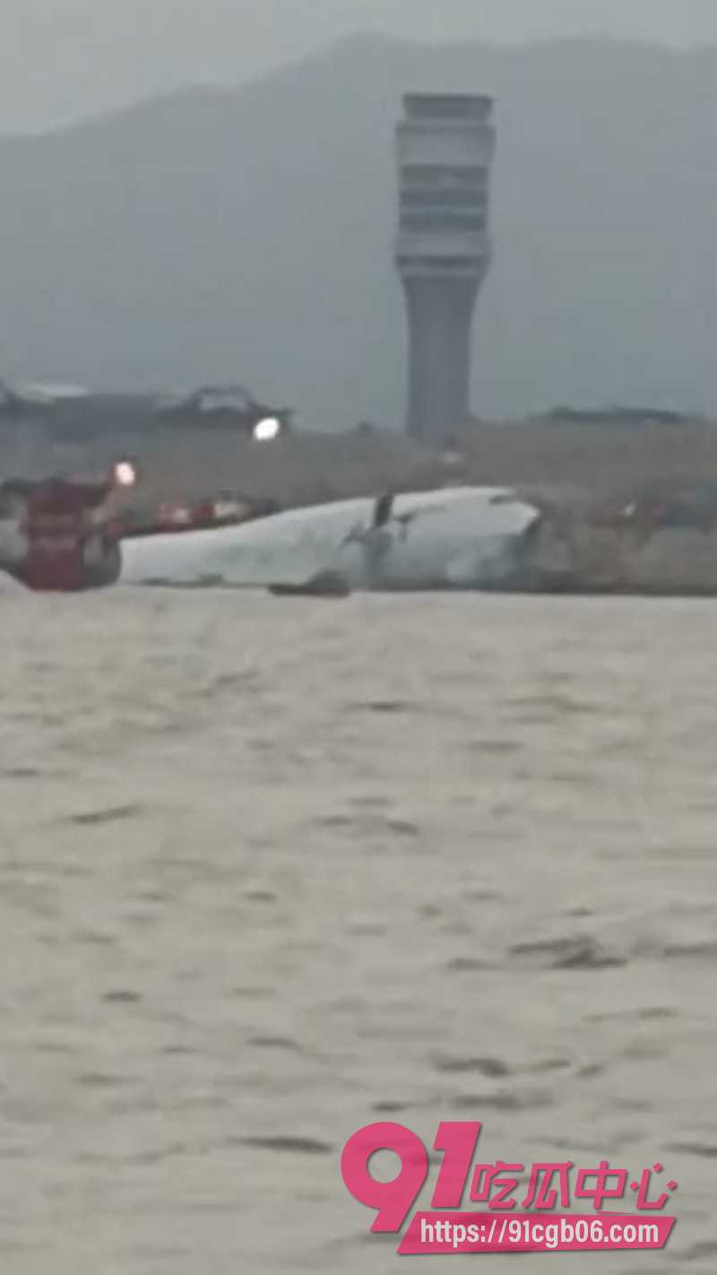 香港机场一货机与地勤车相撞后坠海2