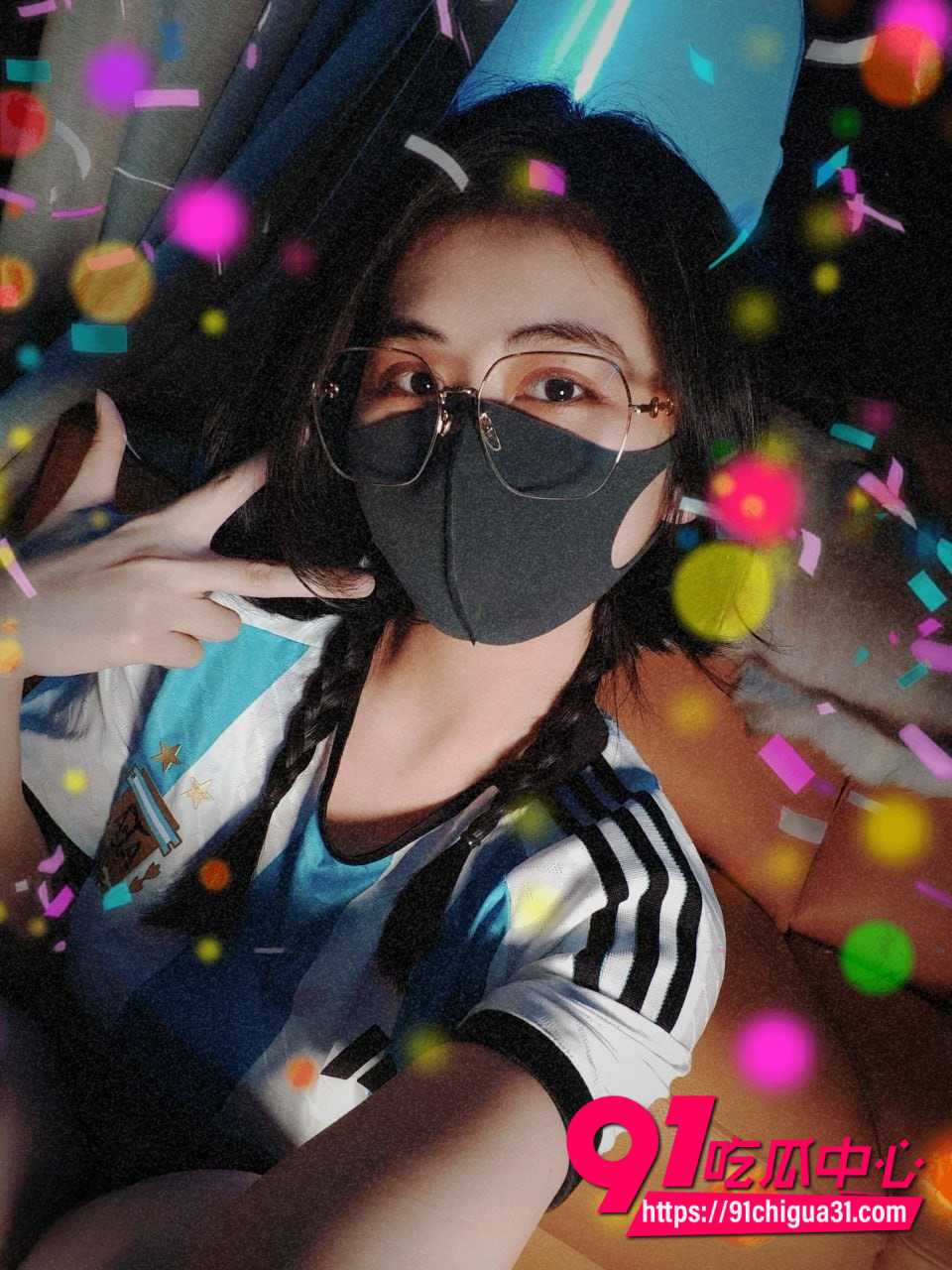 推特福利姬Naimi奶咪穿阿根廷球衣开腿自拍 心形肛塞塞满私处尽显骚浪