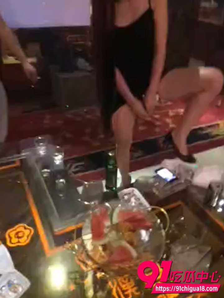 长发骚妹当众用骚逼夹紧开啤酒瓶1 长发骚妹当众用骚逼夹紧开啤酒瓶1