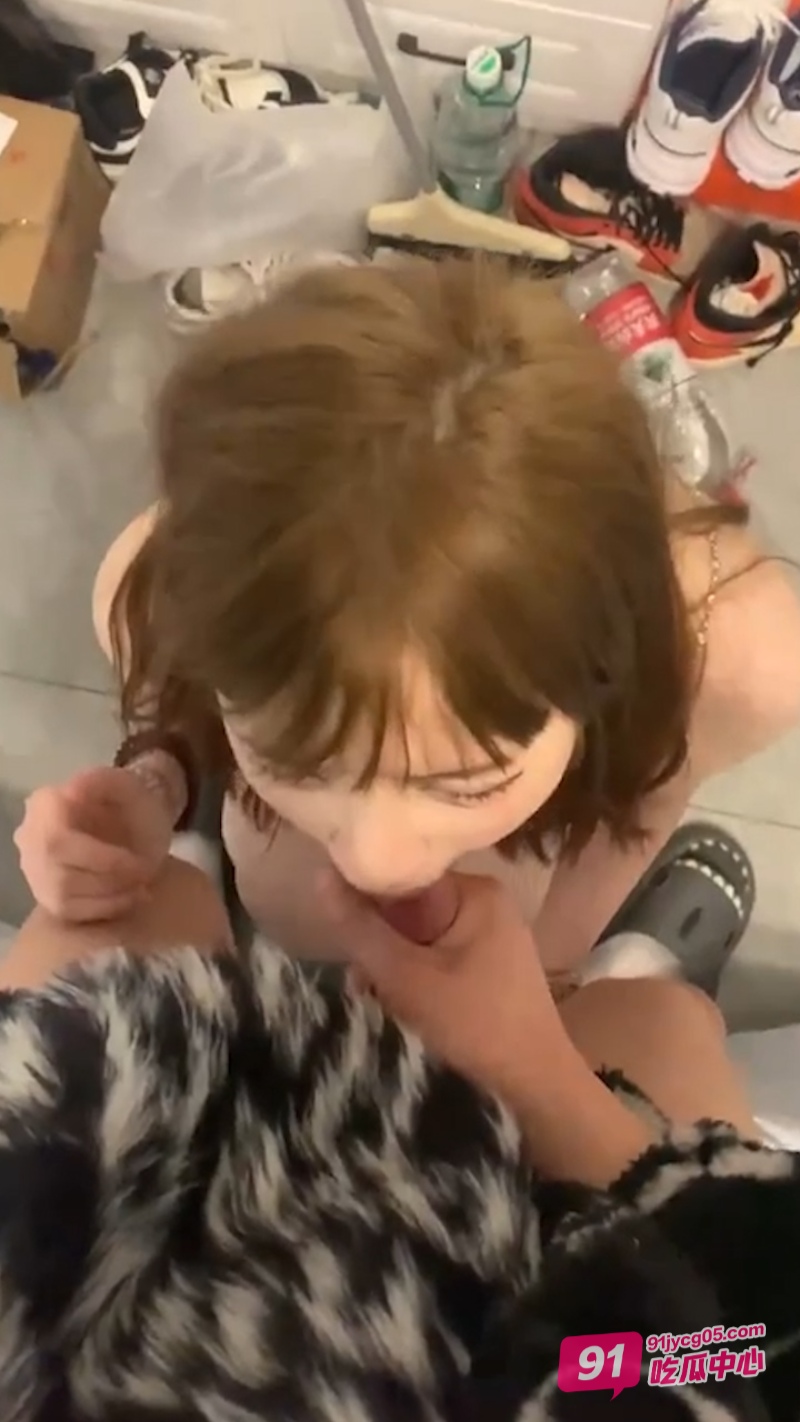 高颜值少妇口交合集 胯下口舌侍奉M属性爆棚 满脸潮红淫荡至极 配图2