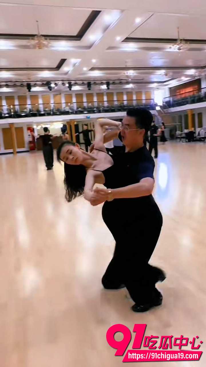 新婚少妇孙淼迷晕老公后跟债主当面开干4
