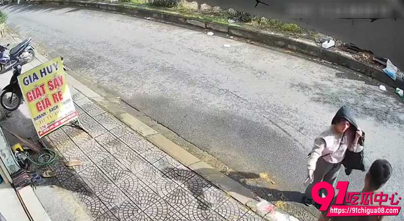 越南男子疯狂捅人 3