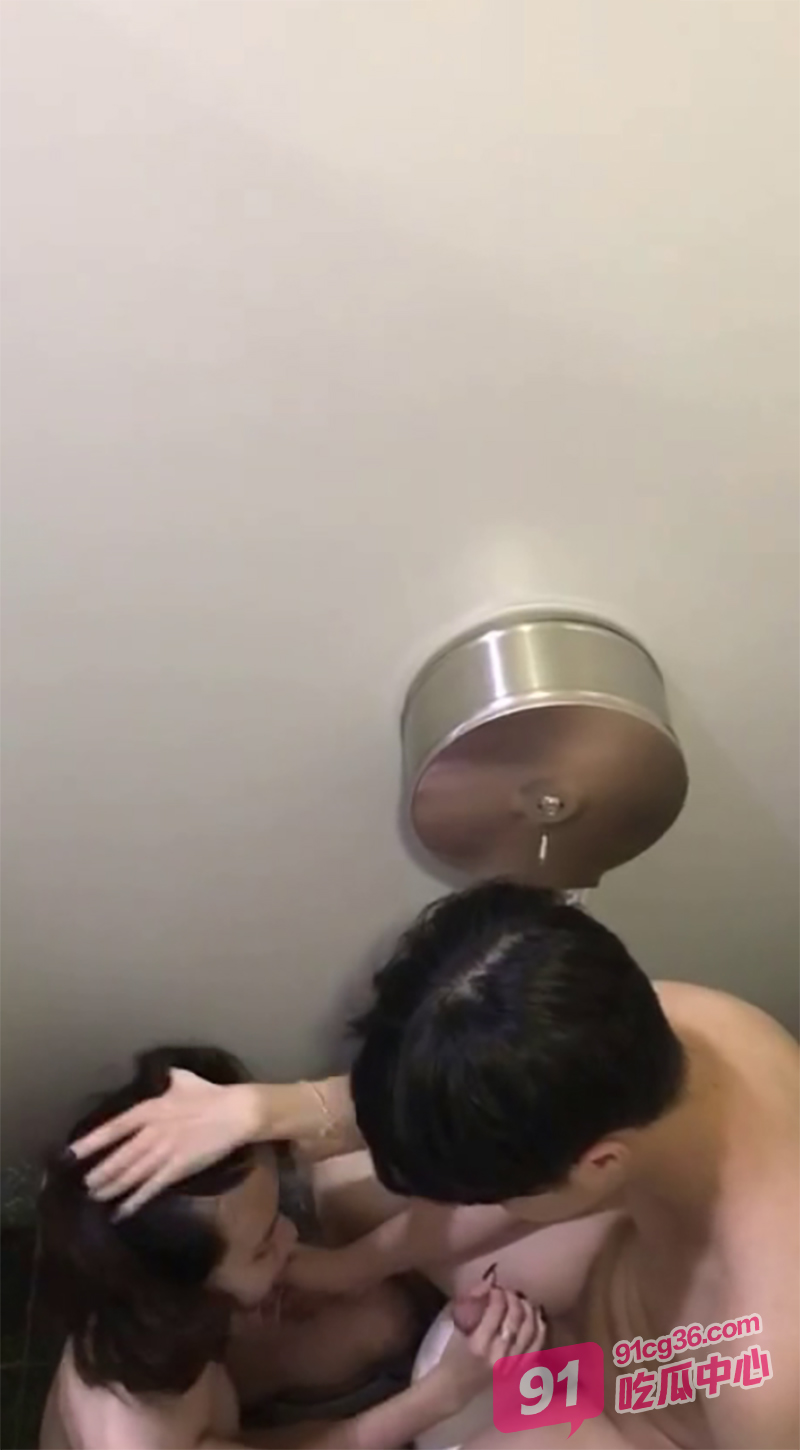 酒吧公厕偷拍～偶遇小情侣偷偷吃鲍鱼打飞机！ 配图4