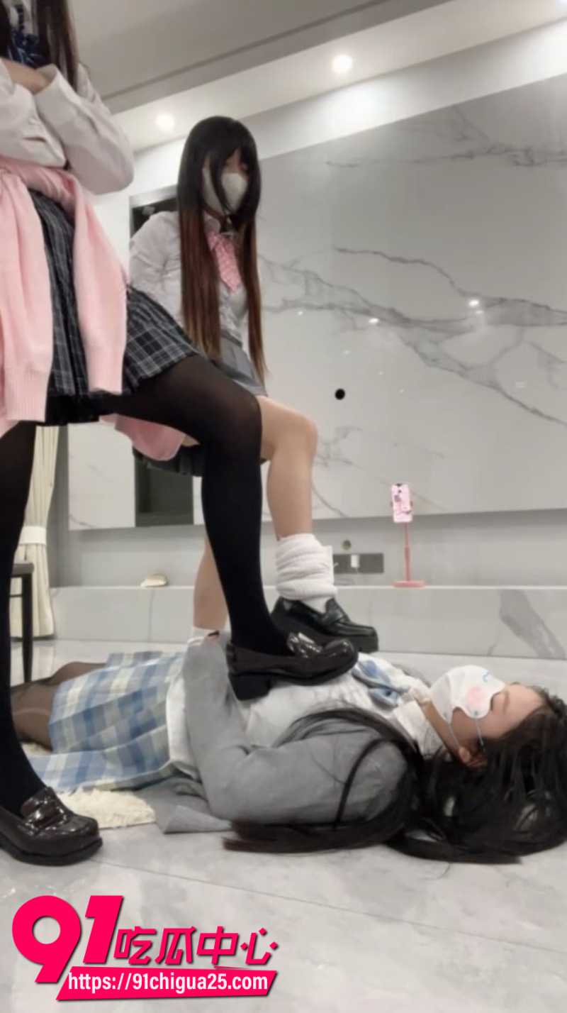 精神小妹身穿JK制服把女同学调教成母狗3 精神小妹身穿JK制服把女同学调教成母狗3