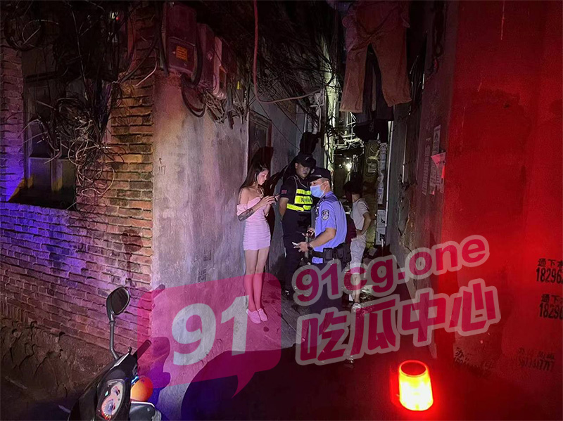 【我与赌 du 不共戴天】成都大运会开幕 各区开展扫黄活动 “平时咋不知道我楼上就有鸡呢”