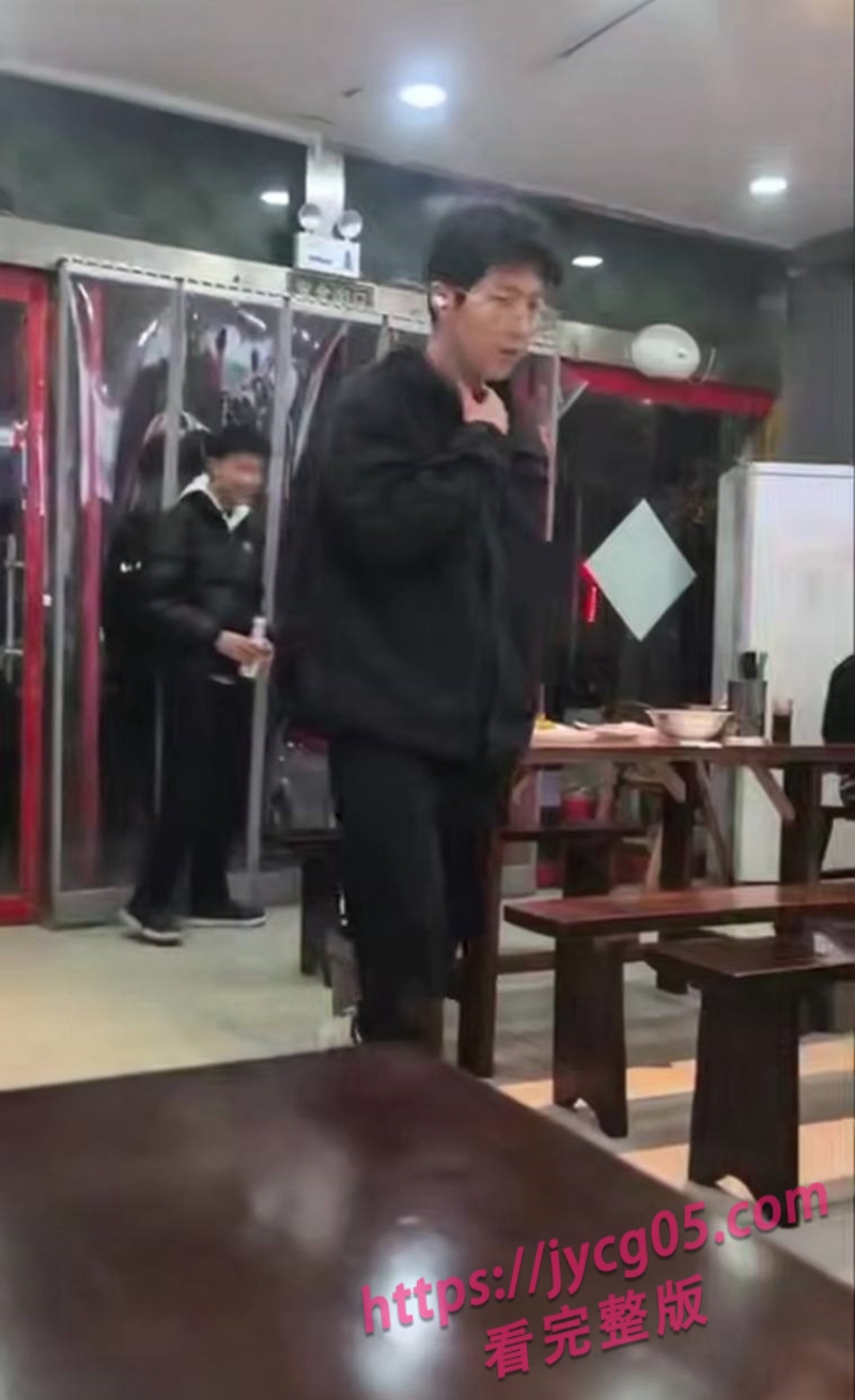 临沂小伙拉面馆突发怪异行为！满地翻滚+跪拜如中邪 引热议！ 配图4