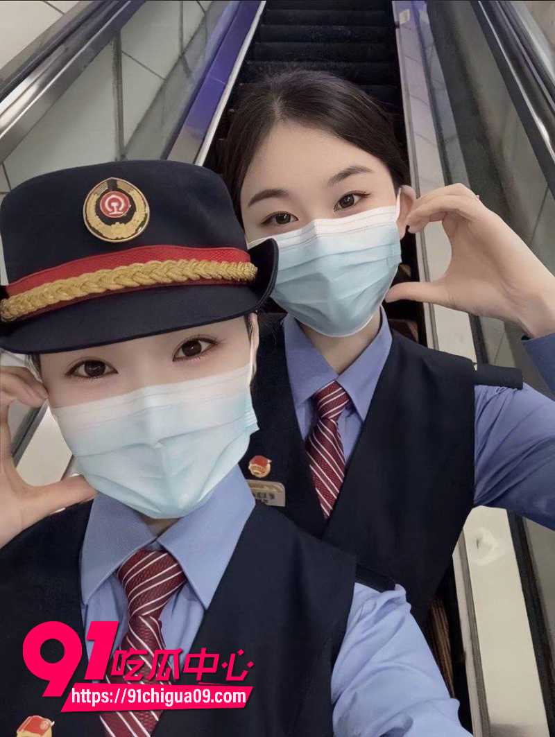 高铁白嫩乘务员 朱思盈 私下竟然是主人的性瘾母狗 跟主人在高铁厕所极限操爱